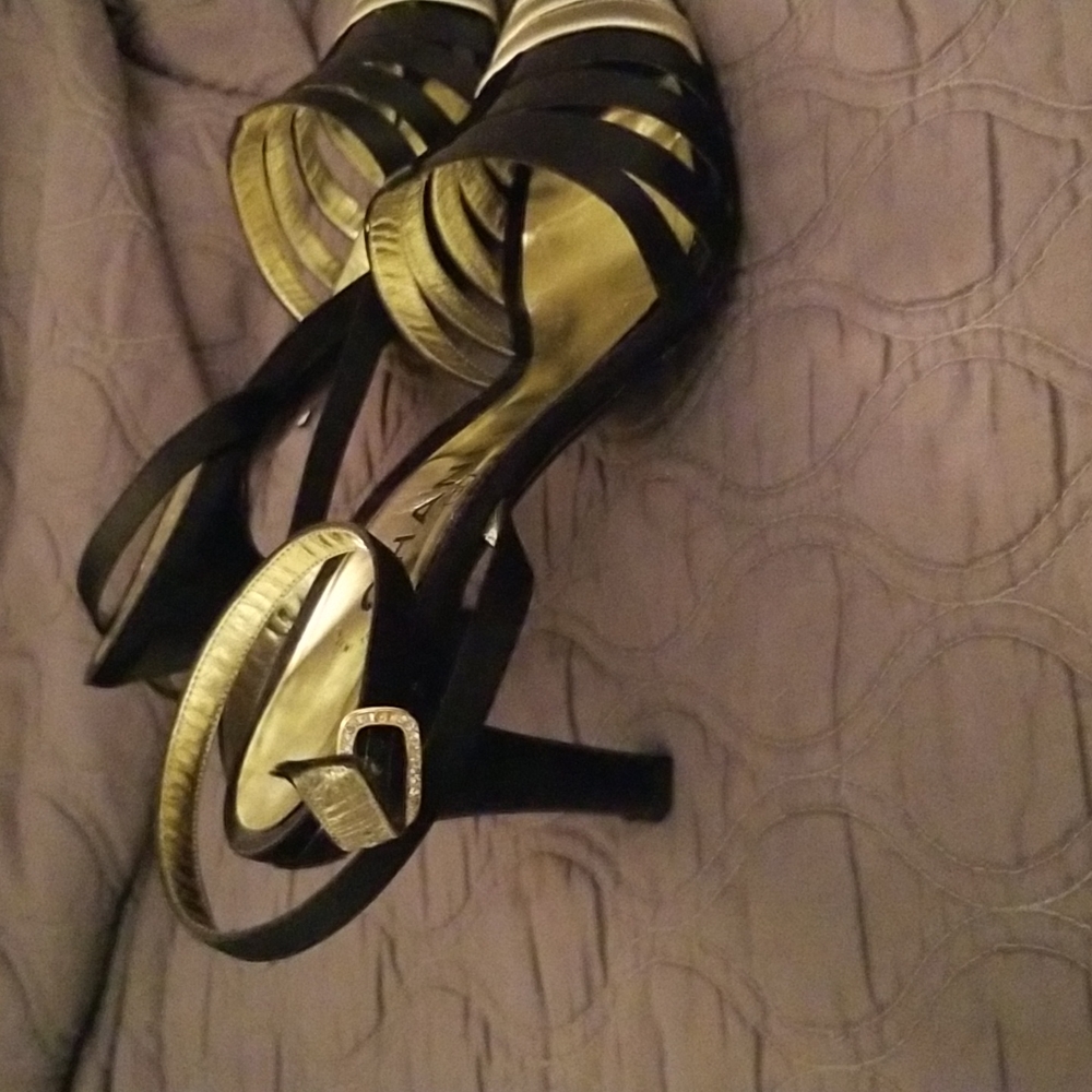 Shoe - Picture 2 of 10
